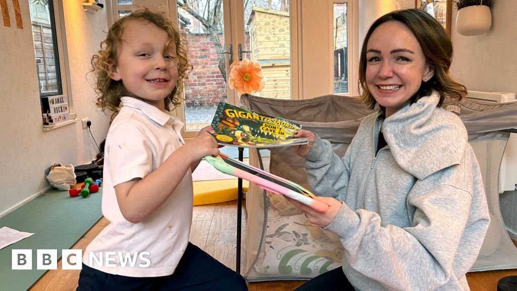 Screen time for under-fives should be limited to one hour a day, parents told