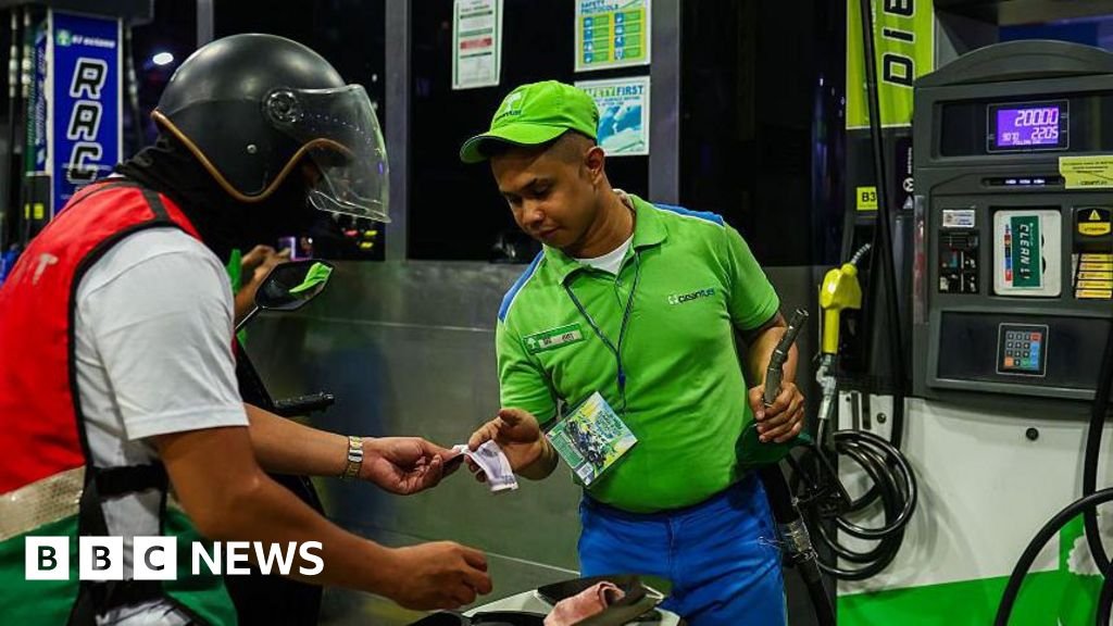 Oil prices volatile as Trump talks up Iran negotiations