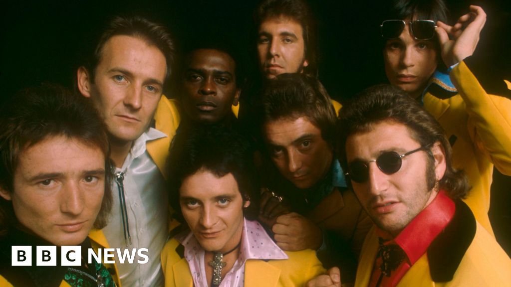 Tributes to Showaddywaddy guitarist Trevor Oakes after death