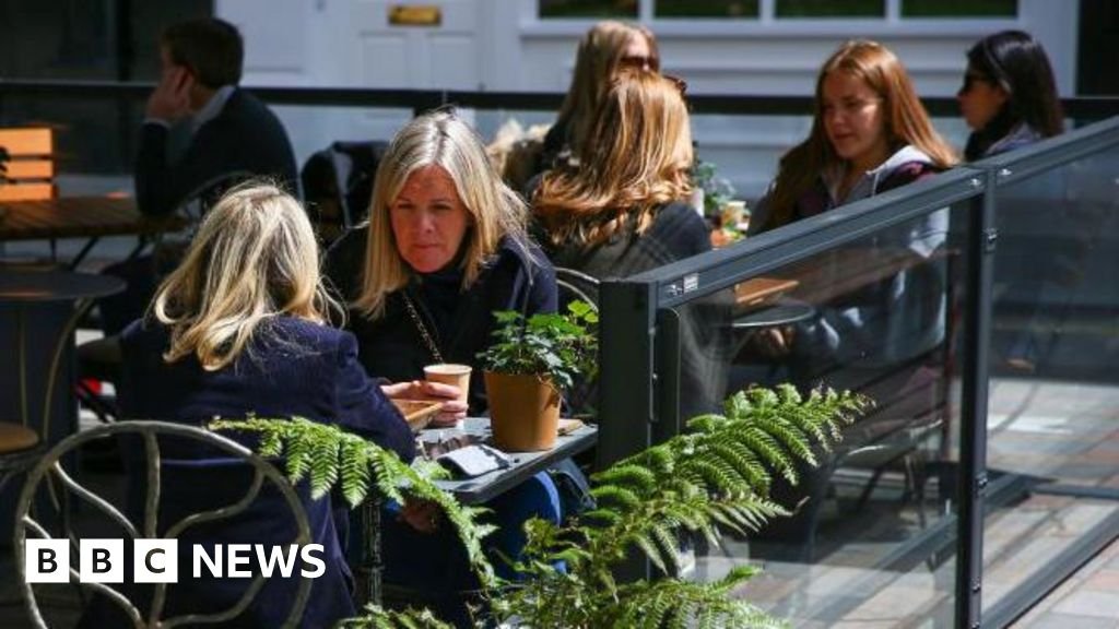 UK economy flatlines as people cut back on eating out