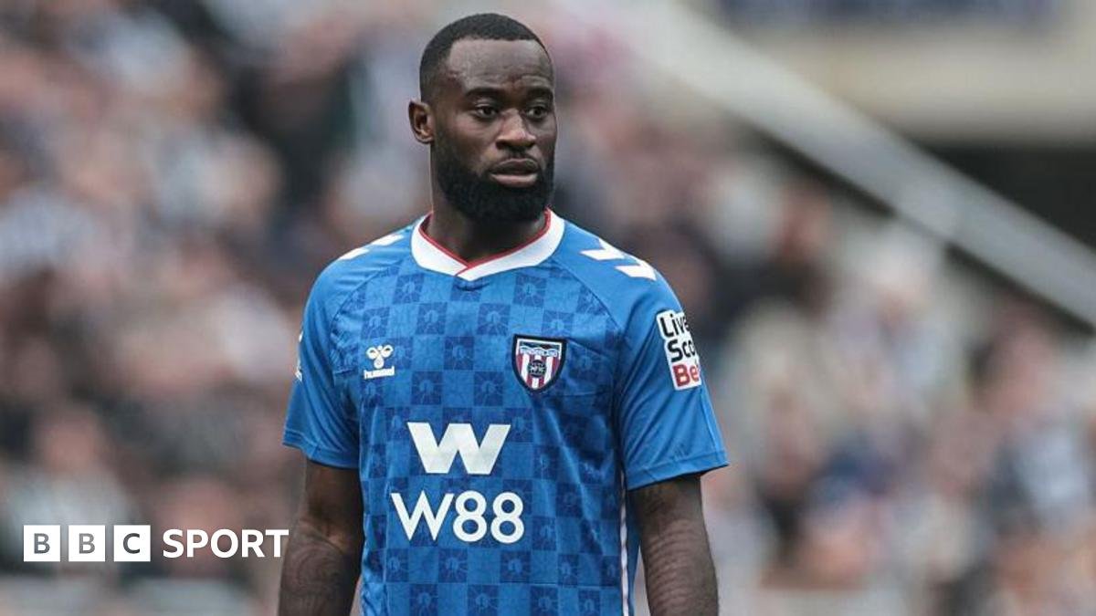 Newcastle-Sunderland match halted after report of racism towards Lutsharel Geertruida