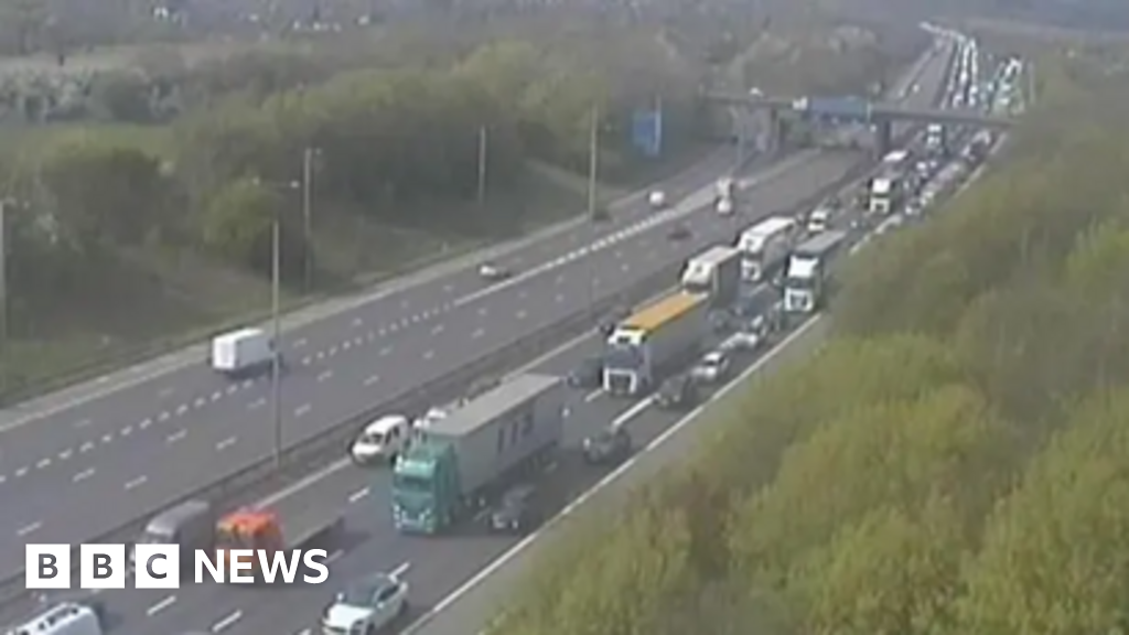 Two teenagers die in M1 crash in Leicestershire as ‘car leaves bridge’