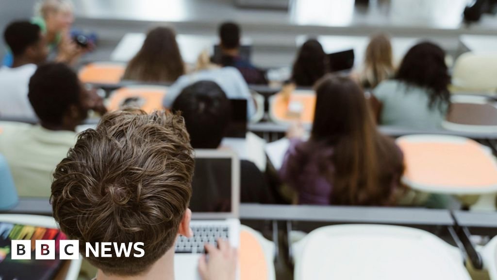 22,000 students told to pay back ‘mis-sold’ maintenance loans