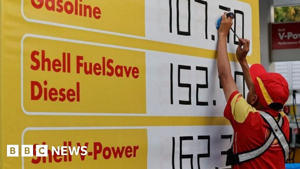 Oil price fluctuates ahead of Trump’s Iran deal deadline