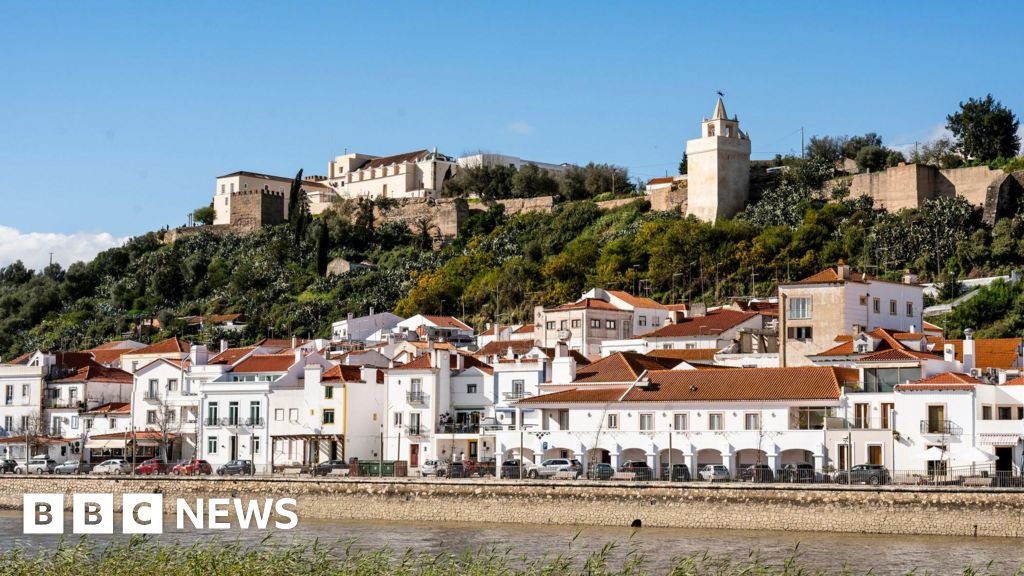 Mother arrested after boys abandoned by road in Portugal