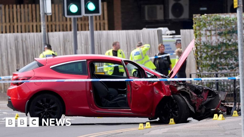 Man, 26, dies after car hit group of pedestrians in Arnold