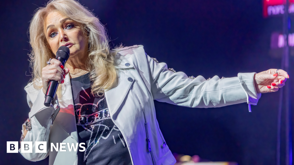 Bonnie Tyler in induced coma after emergency surgery in Portugal