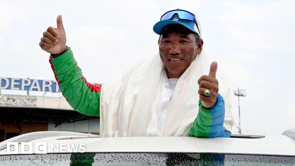 ‘Everest Man’ and ‘Mountain Queen’ set new Mount Everest records