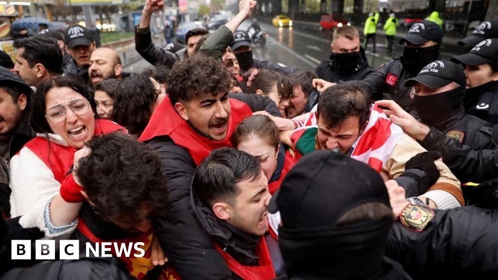 Turkish police arrest more than 500 people at May Day rallies