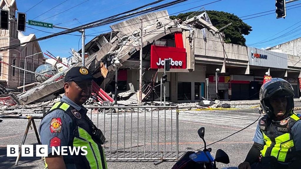Philippines: 32 dead after earthquake off Mindanao coast