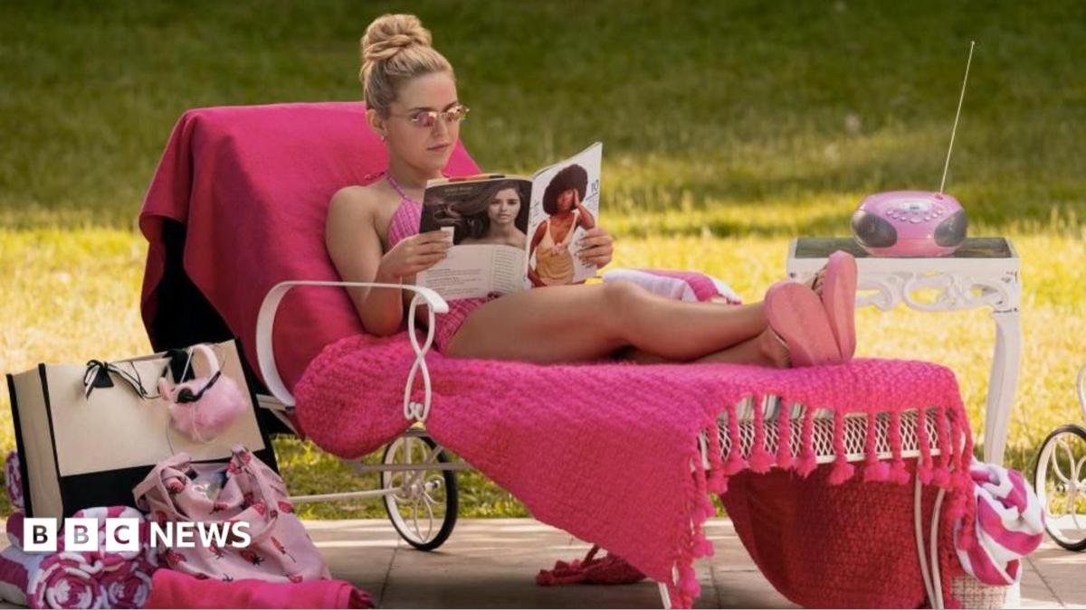 Elle: Is the Legally Blonde revival ‘boring and tedious’ or a ‘hot pink delight’?