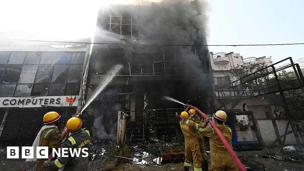 Lucknow fire: Inquiry ordered after building fire kills 15 in north India city