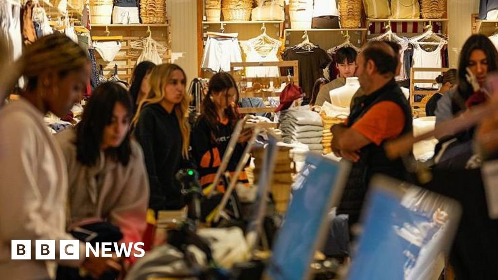 Brandy Melville: Why is this teen fashion retailer closing its fitting rooms?