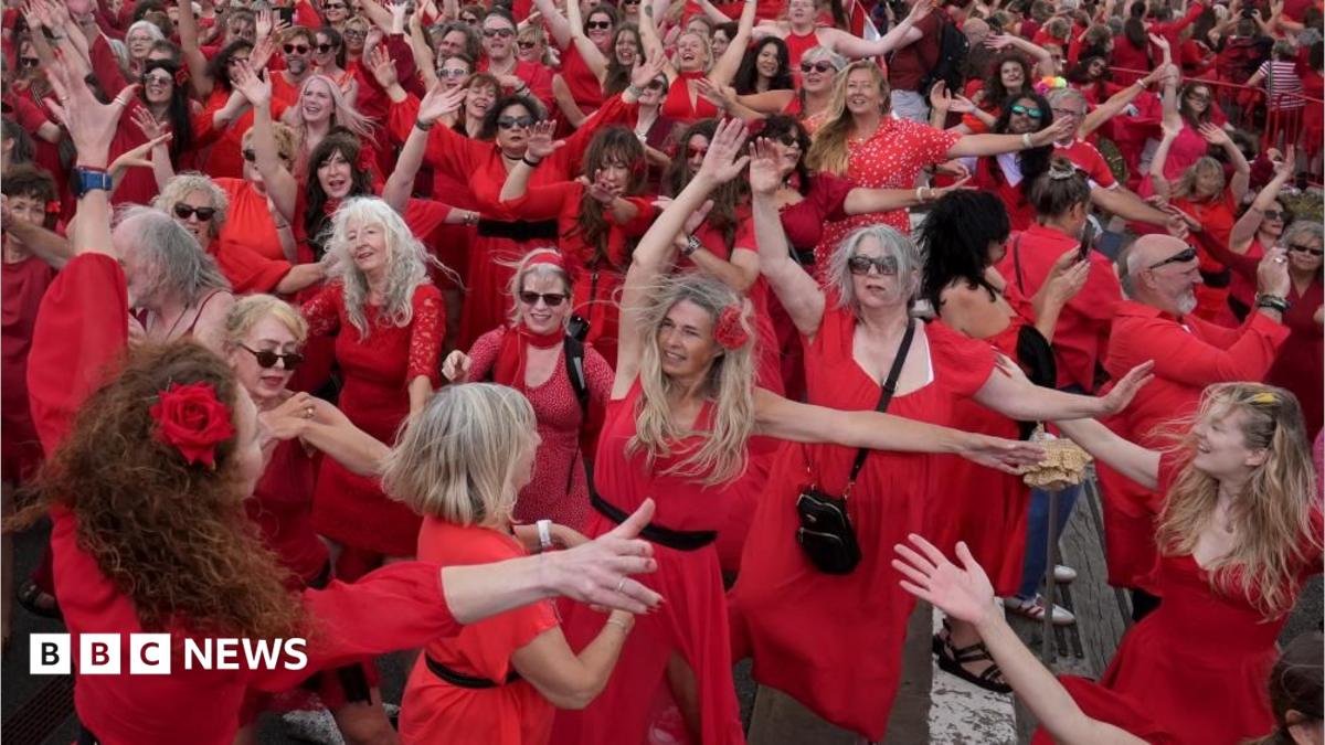 It’s me, Cathy – thousands pay tribute to Kate Bush classic