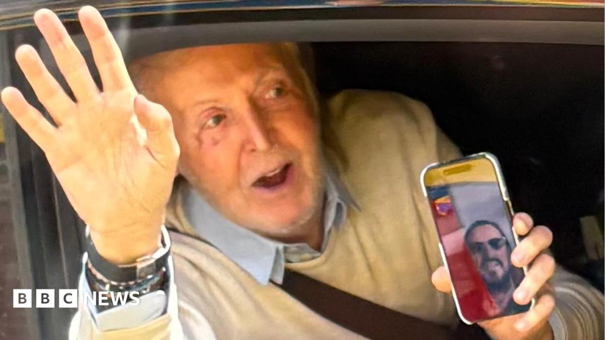 Fans on Beatles tour spot Sir Paul McCartney at traffic lights