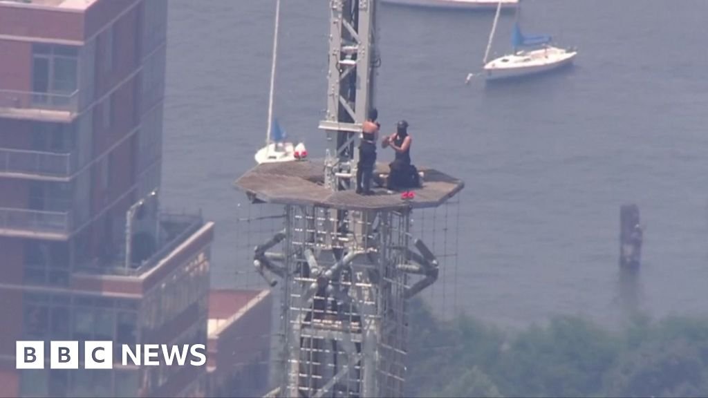 Watch: Two people climb on top of Empire State Building