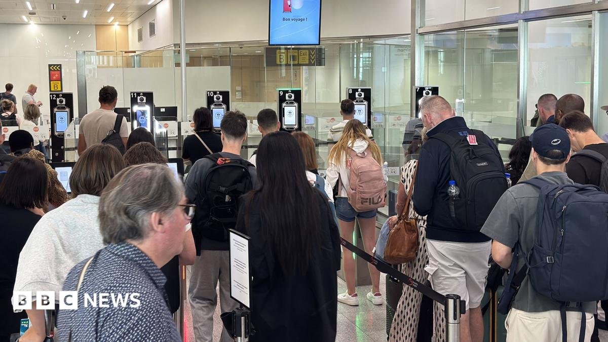 Ryanair warns of ‘nightmare’ if new EU border checks not delayed